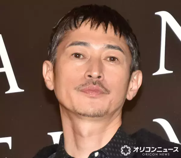 「窪塚洋介、8歳長女とUSJを満喫　妻・PINKYが親子3ショットを公開「娘と夫がどんどん謎を解いていく姿がキュンでした」」の画像