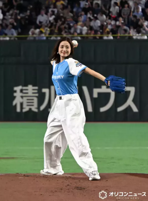 上戸彩、豪快なワインドアップで『サントリードリームマッチ』始球式　原辰徳＆高橋由伸相手に