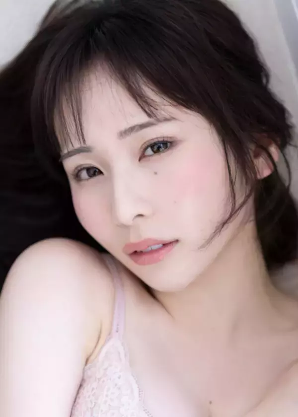 虹のコンキスタドール・栗原舞優、カラフルで可愛いまゆちゃんと黒で統一して大人なまゆちゃんが楽しめる1冊で2度美味しい写真集