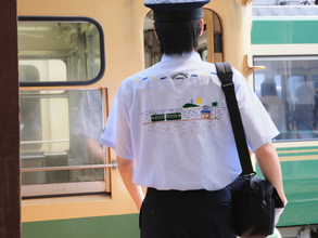 「ほほ…欲しい」江ノ電の“コラボ制服”が夏仕様に　背中には湘南らしい刺繍