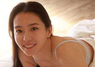 身長170cm、俳優・モデル・格闘家の3刀流で活動する宮原華音、ヒット中の写真集のベスト版とアザー版をデジタル限定で2冊同時発売