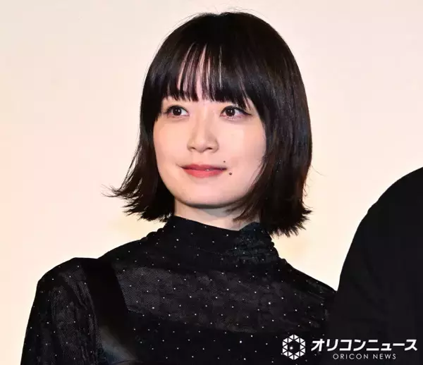 元乃木坂46の深川麻衣、8年ぶりアイドル歌唱＆ダンスに反響「最高すぎる」「現役アイドルのよう」