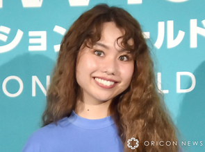 1児の母・peco、自宅リビングに豪華なクリスマスツリーを設置「最高すぎるね」「一年で一番ウキウキする!!」