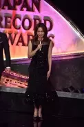 【レコ大】川口春奈、キラキラ黒ドレスに“お着替え”　美背中も大胆披露に会場から歓声「フォー！」
