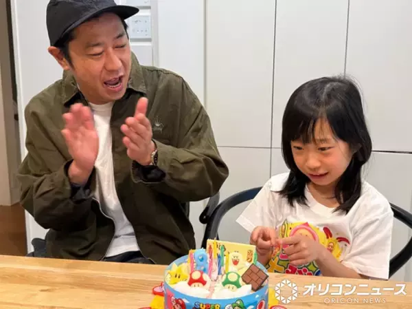 パンサー尾形の妻・あいさん、横顔チラリ　娘の8歳誕生日を祝福…母娘で寄り添う微笑ましいショットも