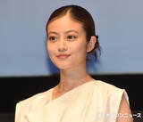 「今田美桜、ホワイト衣装で晴れやかに　『アキュビュー』アンバサダー就任「目はチャームポイントと言っていただくことも多い」」の画像1