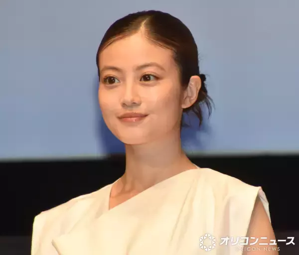 今田美桜、ホワイト衣装で晴れやかに　『アキュビュー』アンバサダー就任「目はチャームポイントと言っていただくことも多い」