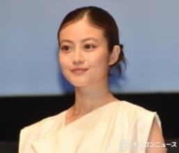 今田美桜、ホワイト衣装で晴れやかに　『アキュビュー』アンバサダー就任「目はチャームポイントと言っていただくことも多い」