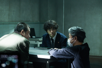 山田裕貴×佐藤二朗、長いせりふの応酬をノーミスで演じ切る――映画『爆弾』メイキング写真を公開