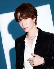 Snow Man渡辺翔太、“スターの輝き”放つ新ビジュアル　Swarovskiホリデー新ショット