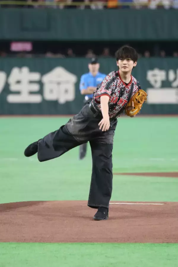 高橋文哉、サッカー映画主演として東京ドームのマウンド登板…見事なノーバウンド投球
