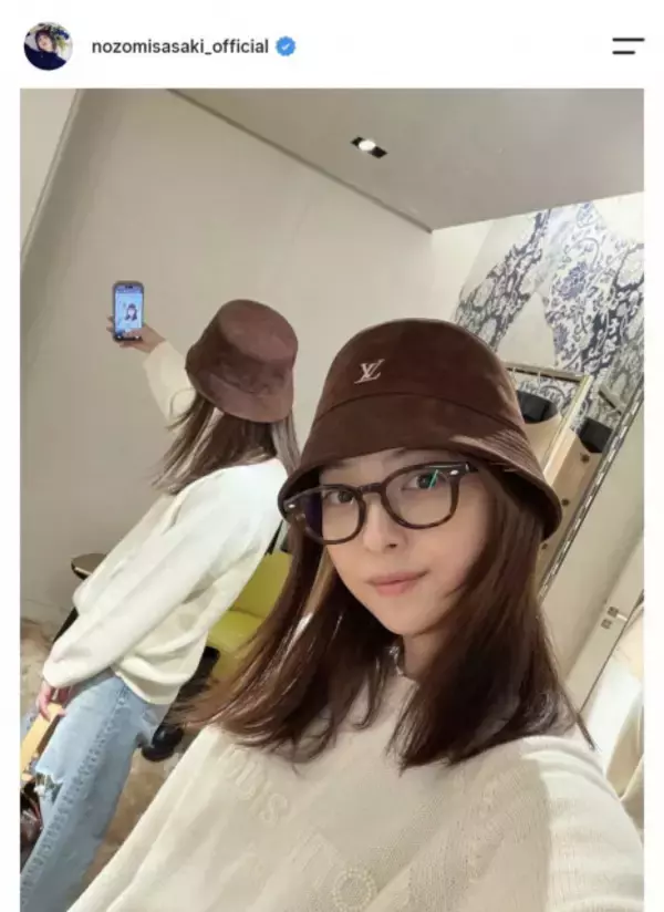 佐々木希、オフ感満載　ホワイトニット＆メガネの“最新秋コーデ”に絶賛の声「女神が秋を知らせに来た」「神々しい美しさ」