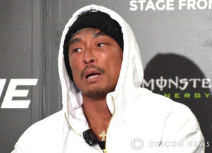 秋山成勲、14歳長女との“手つなぎデート”を大公開「親バカあるある」　キスで満面の笑み　娘を溺愛する父の姿に反響