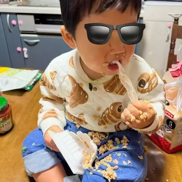静かだなと思ったら…納豆まみれの我が子、衝撃の光景と香りに「納豆ギャングだ！」「豪快にやったな～」