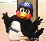 「ヤクルト・つば九郎と沖縄キャンプの期間限定コラボが実現　ハンバーガーに“挟まれた”姿に「かわいい」「他球団ファンでもほしい」」の画像1