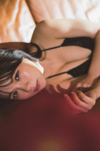 池本しおり、緑あふれる川辺でせつない表情　圧巻グラビアで魅了