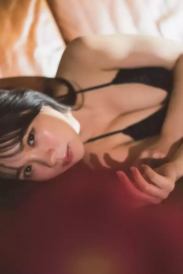 池本しおり、緑あふれる川辺でせつない表情　圧巻グラビアで魅了