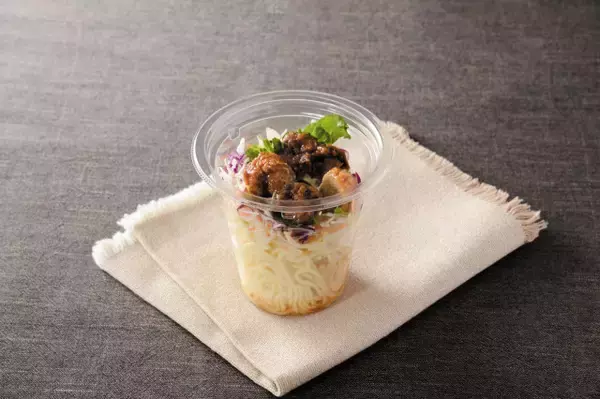 「オフィスで恥ずかしい…」ローソン“振る”パスタサラダにまさかの声、“０秒”で食べられる“振らない”新シリーズ投入へ