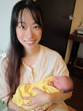 「りせとルイス・りせ、第2子男児出産を報告　生まれたての赤ちゃんの写真を公開「可愛くて、愛おしくて…」」の画像1
