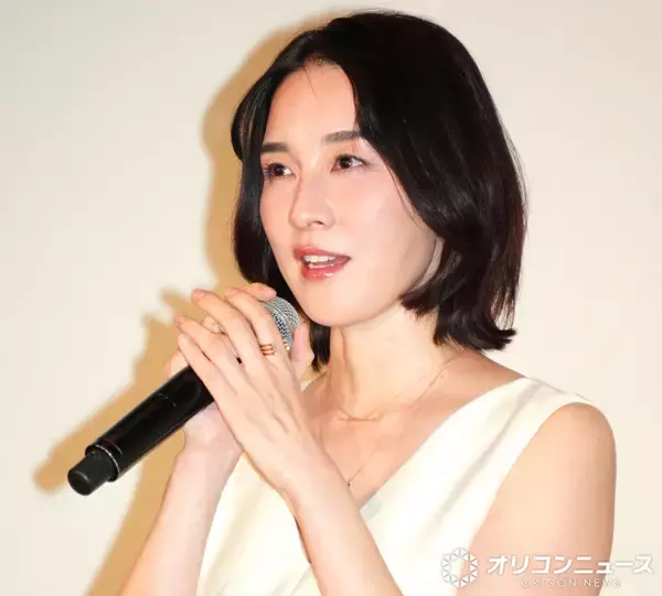 伊藤歩、結婚後初公の場に純白ワンピースで登場　“モンスターペアレント”演じた葛藤明かす