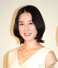 伊藤歩、結婚後初公の場に純白ワンピースで登場　“モンスターペアレント”演じた葛藤明かす