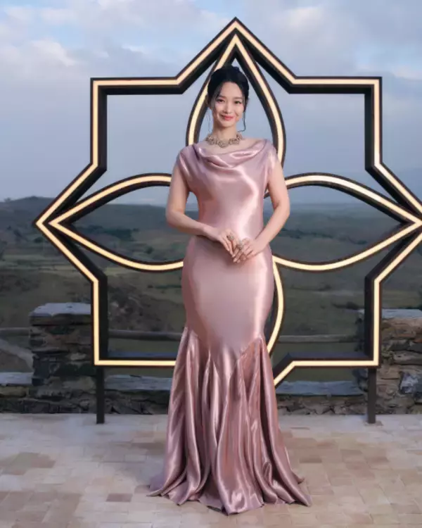 シン・ミナ、艶っぽいピンクドレス姿…モロッコ登場　ルイ・ヴィトンのハイジュエリー着用