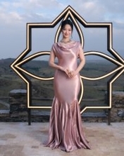 シン・ミナ、艶っぽいピンクドレス姿…モロッコ登場　ルイ・ヴィトンのハイジュエリー着用