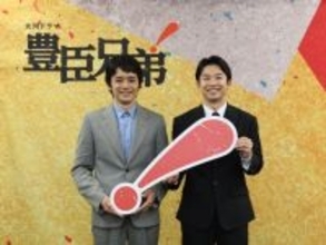 仲野太賀＆池松壮亮、博多どんたくに“豊臣兄弟”で出陣　雨の中も沿道沸かす