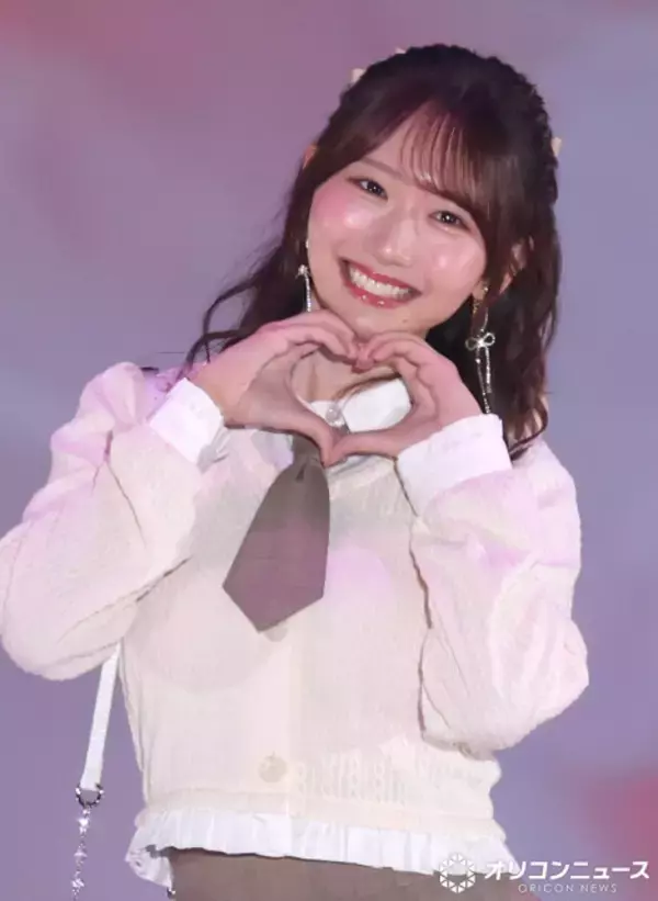【ガルアワ】日向坂46・藤嶌果歩、ハートポーズで会場を魅了　ガーリーコーデで登場