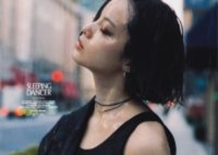 平手友梨奈、ソロ初のカレンダーが数量限定発売　雨が滴る艶やかな表紙が公開