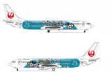 「JAL、東京ディズニーシー特別塗装機を発表　「ジュビリーブルー」を基調　ミッキーのほかアクアスフィアやプロメテウス火山描かれる　機内品も特別デザインに」の画像1