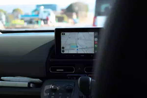 開きかけの倉庫、電線、カーナビ…「あれなに？」期の5歳児に一眼レフを渡したら「無垢だ…」「世界がまだ未知にあふれている」