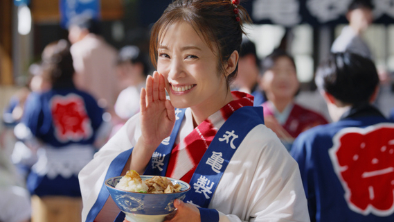 上戸彩、丸亀製麺の定番アレンジは青ねぎ＆おろししょうが　「その日の体調や気分に合わせてトッピングします」