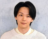 「『風、薫る』中村倫也、舞台裏で“謎のポーズ”　見上愛・上坂樹里と「電撃ネットワーク」状態に」の画像1
