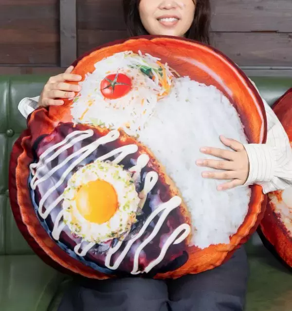 びっくりドンキー、リアルな“月見ハンバーグ”のクッション登場　直径約60センチのBIGサイズ
