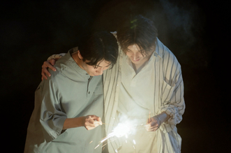『陽キャ集団』芹沢（四坂亮翔）＆鈴木（小泉光咲）、夜の海で線香花火　切ない勘違いも