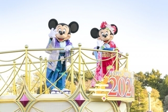 東京ディズニーリゾート、2027年お正月プログラム発表　ミッキーたちが和服姿で新年祝福　干支“未”の「こひつじのダニー」も登場