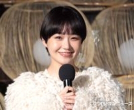 奈緒、伝統工芸ツリーを点灯　「“透ける”は日本の良さ」　「妖精みたい」な衣装で登場