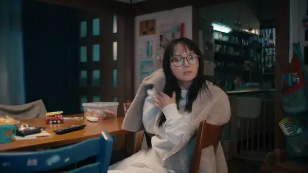 多部未華子、メガネの“風呂上り”姿　半乾きの髪でタオルを肩にかけて…