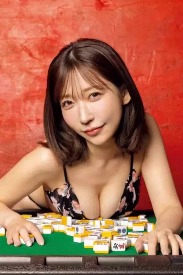 女流雀士・成海有紗、初水着グラビアで“三倍満ボディ”