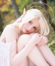 大胆な衣装でエルフの存在感を体現　北アイルランド出身のモデル／コスプレイヤー・ソフィーの初写真集