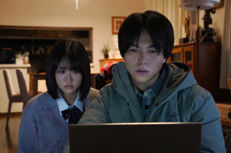 WEST.重岡大毅、険しい表情でパソコン見つめる　『5秒で完全犯罪を生成する方法』場面写真公開