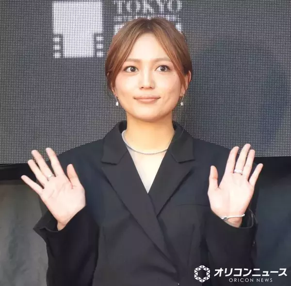 【東京国際映画祭】川口春奈、茶髪＆ブラックジャケットで存在感　レッドカーペットで観客を魅了