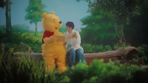 羽生結弦、プーさんと手をつなぎ「100エーカーの森」へ　原作100周年セレブレーション映像公開