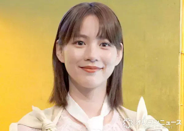 のん、肩丸出しのショット公開　「エレガント、ビューティー！」「相変わらずの透明感」と反響