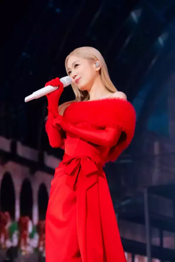 西野カナ、12年ぶりクリスマスライブで4万人動員　活動再開後初の金髪で登場＆“口喧嘩ラブソング”をサプライズ初披露