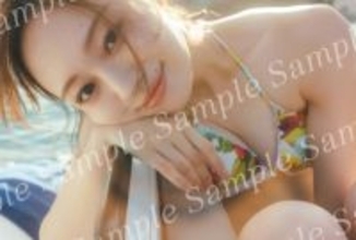 乃木坂46梅澤美波、お気に入りのカラフル水着姿　2nd写真集の封入特典ポストカード第1弾公開