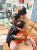 「「すごいね〜えらいね〜」ご飯を完食した小学生2人を“よしよし”する4歳児、年齢逆転の兄弟の姿に思わず笑顔」の画像1