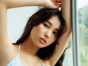 身長170cm抜群のスタイルを持つホリプロの新鋭女優・竹内カンナ、『FLASH』初登場でまぶしいグラビアを披露