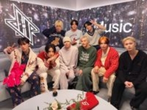 JO1、アメリカ最大の年末音楽フェスLA公演登場　ルームウェア姿での現地ラジオ出演も